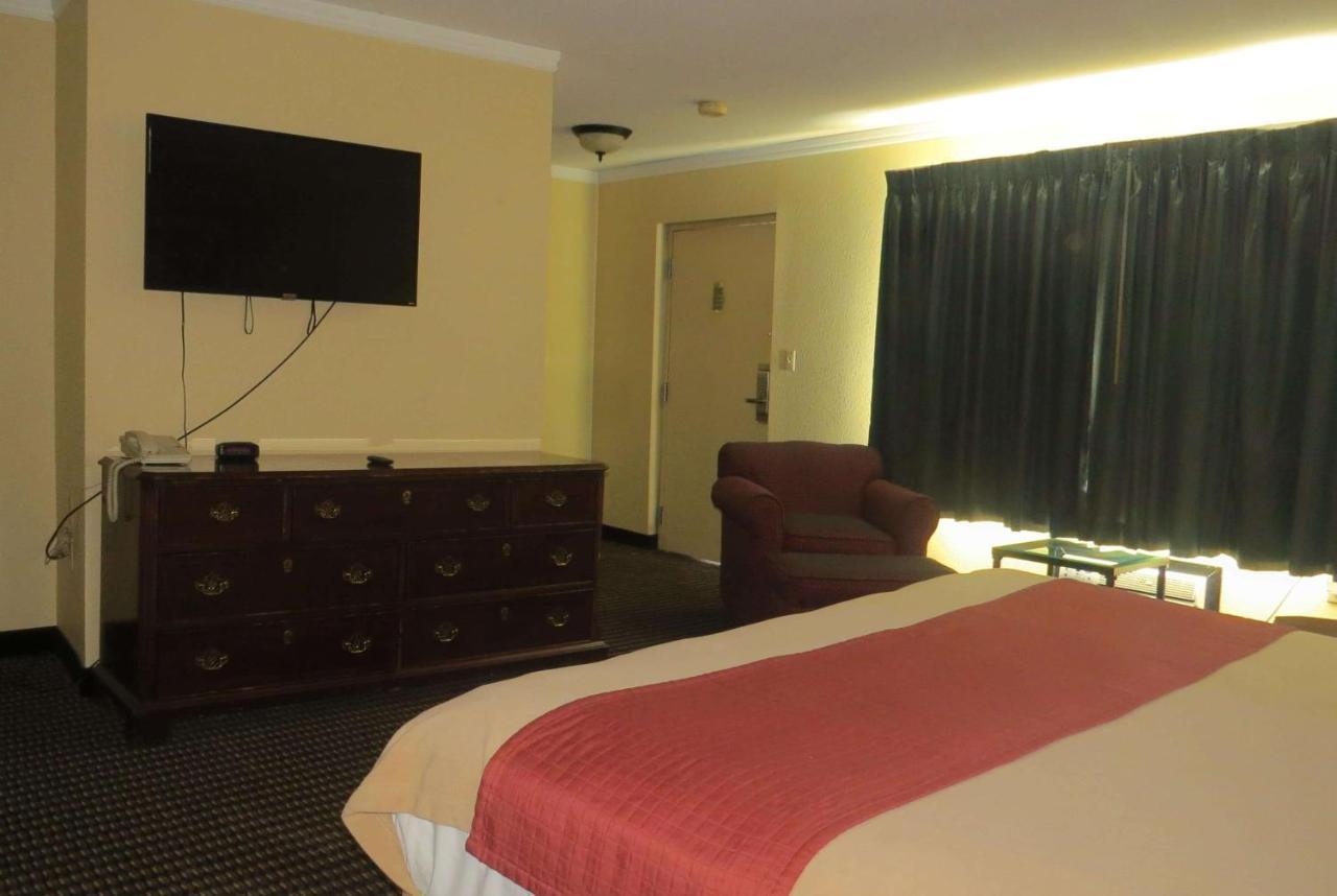 Travelodge By Wyndham Stratton Esterno foto