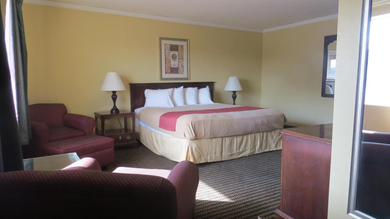 Travelodge By Wyndham Stratton Esterno foto